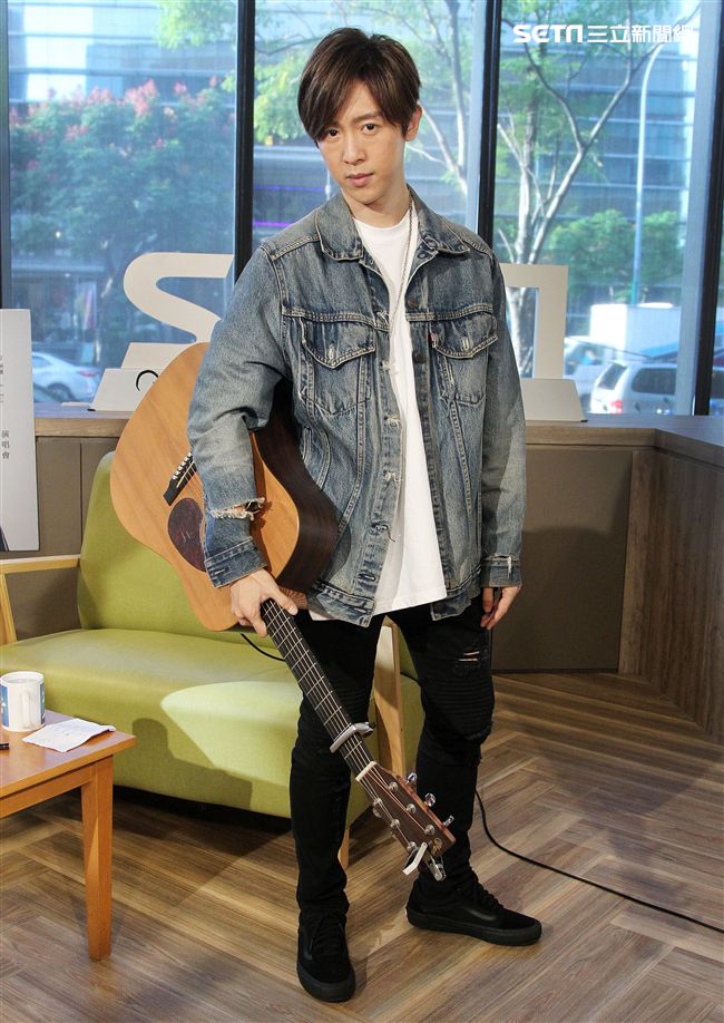 方泂鑌上安安大明星直播自彈自唱。（記者邱榮吉/攝影）