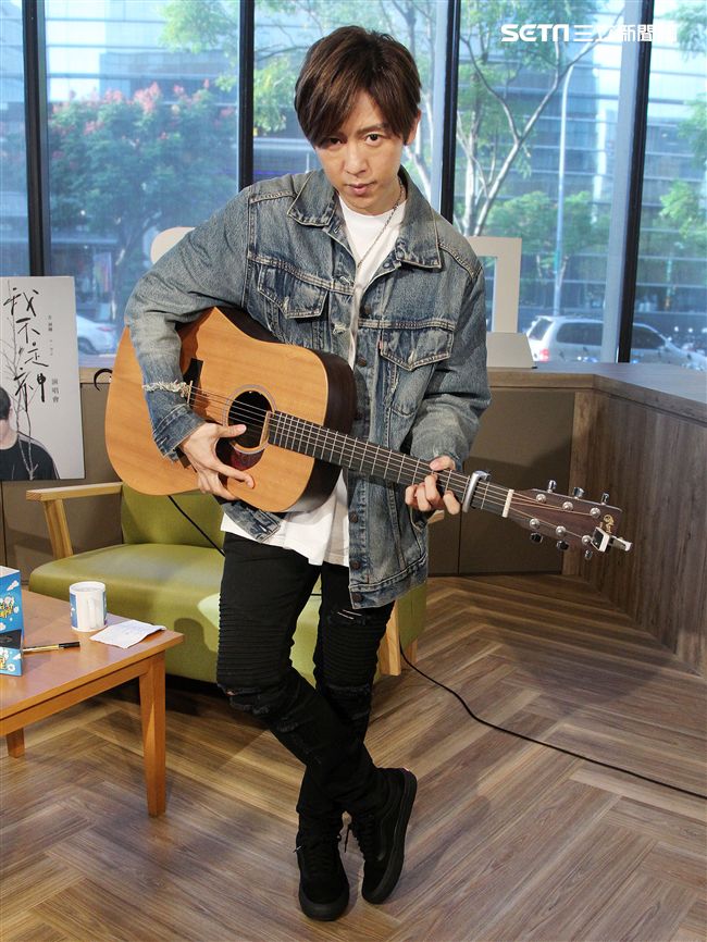 方泂鑌上安安大明星直播自彈自唱。（記者邱榮吉/攝影）