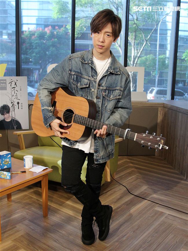 方泂鑌上安安大明星直播自彈自唱。（記者邱榮吉/攝影）