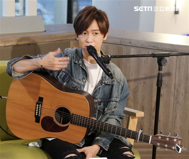 方泂鑌上安安大明星直播自彈自唱。（記者邱榮吉/攝影）