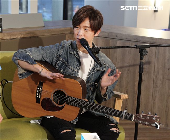 方泂鑌上安安大明星直播自彈自唱。（記者邱榮吉/攝影）