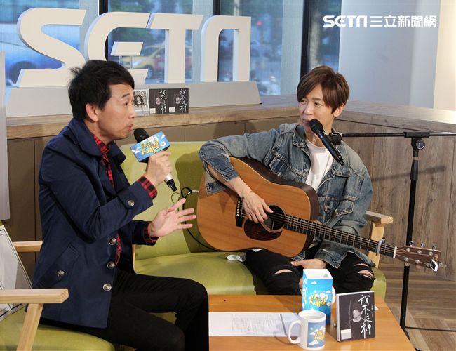 方炯鑌上安安大明星直播自彈自唱。（記者邱榮吉/攝影）