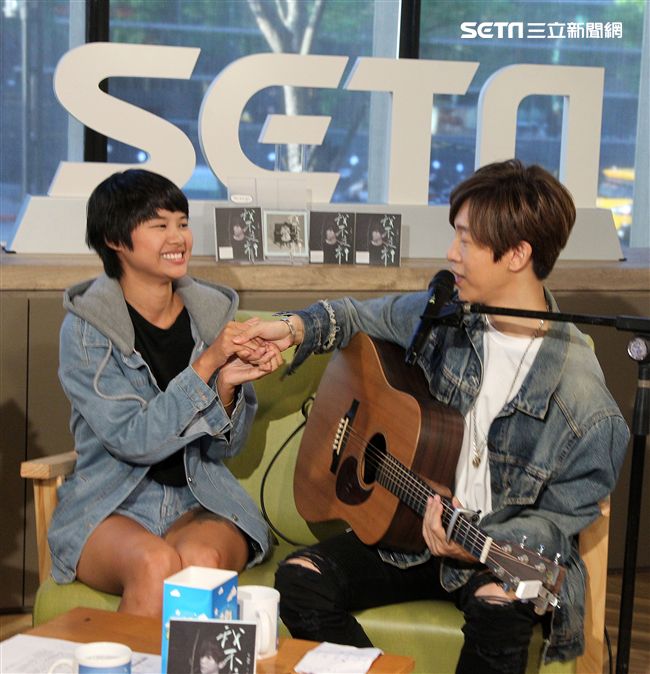 方泂鑌上安安大明星直播自彈自唱。（記者邱榮吉/攝影）