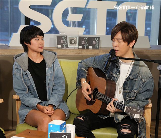 方泂鑌上安安大明星直播自彈自唱。（記者邱榮吉/攝影）