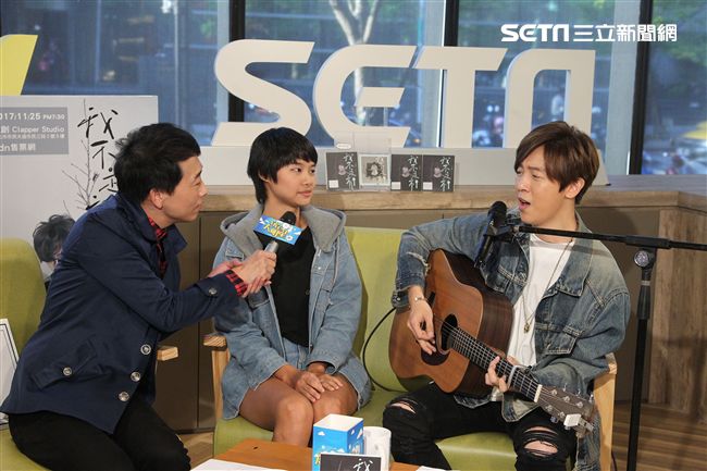 方泂鑌上安安大明星直播自彈自唱。（記者邱榮吉/攝影）