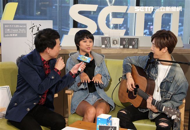 方泂鑌上安安大明星直播自彈自唱。（記者邱榮吉/攝影）