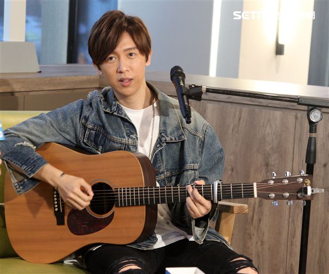 方泂鑌上安安大明星直播自彈自唱。（記者邱榮吉/攝影）