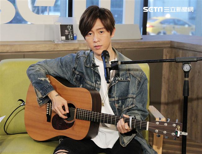 方泂鑌上安安大明星直播自彈自唱。（記者邱榮吉/攝影）