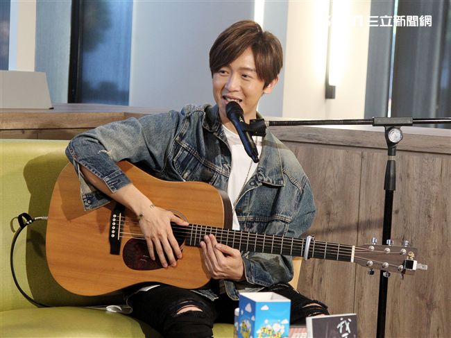 方泂鑌上安安大明星直播自彈自唱。（記者邱榮吉/攝影）