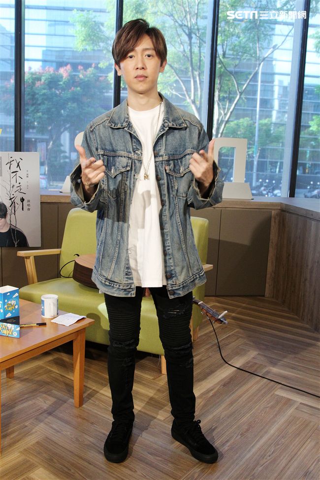 方泂鑌上安安大明星直播自彈自唱。（記者邱榮吉/攝影）