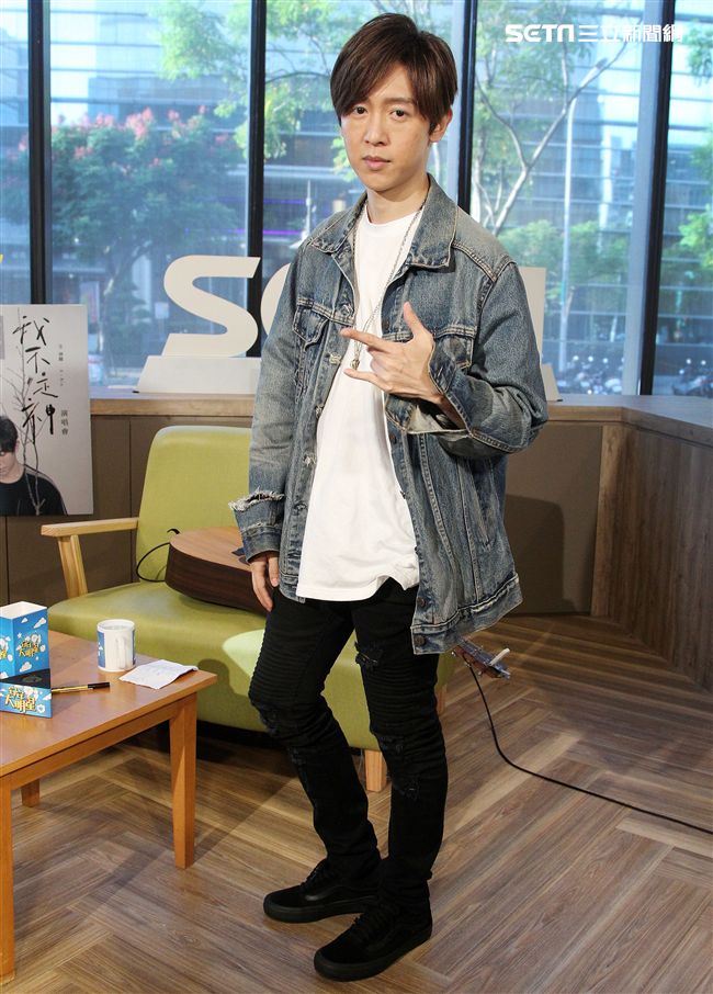 方泂鑌上安安大明星直播自彈自唱。（記者邱榮吉/攝影）