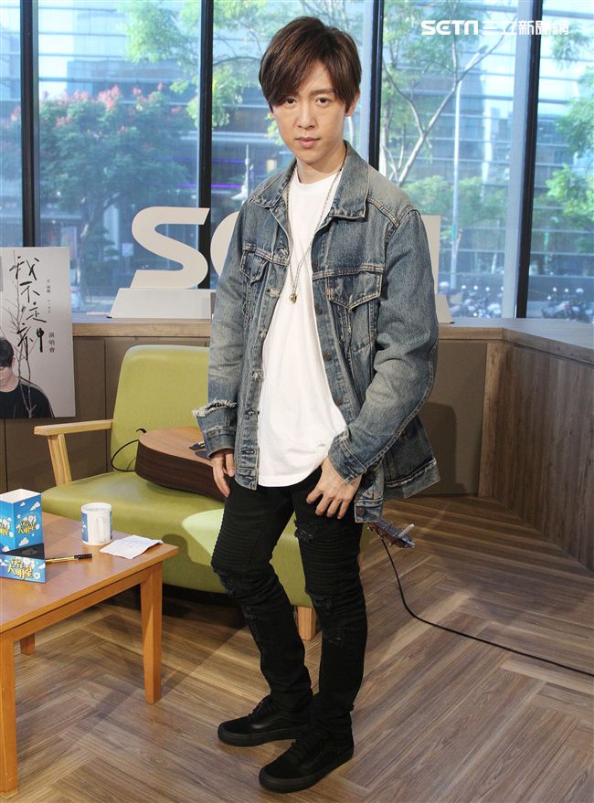 方泂鑌上安安大明星直播自彈自唱。（記者邱榮吉/攝影）