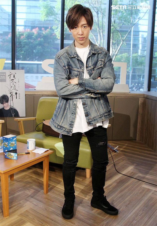 方泂鑌上安安大明星直播自彈自唱。（記者邱榮吉/攝影）