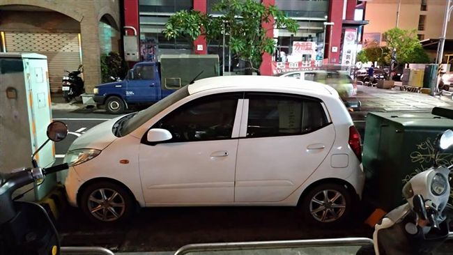超精準！他的路邊停車技術讓人看到跪