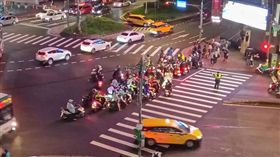 機車騎士為了爭取「不兩段式左轉」，就在路口繞圈。（圖／翻攝自《台灣機車路權促進會》臉書）