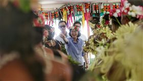 蔡總統訪吐瓦魯　噴灑香水讚許表演者總統蔡英文（中）10月28日啟程展開「永續南島，攜手共好」太平洋友邦之旅，1日中午抵達第2站吐瓦魯國，下機後在當地國會出席歡迎儀式，欣賞傳統舞蹈表演，蔡總統依當地習慣，向表演人員噴灑香水表示讚許。中央社記者裴禛吐瓦魯攝　106年11月1日