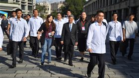 松菸發生槍擊　副總統維安提升副總統陳建仁（中）1日到台北誠品松菸大樓出席「青世代創創論壇－高峰對話」，由於同棟樓上午發生槍擊案，陳建仁身邊維安較平常更嚴密。中央社記者王飛華攝　106年11月1日