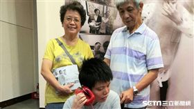 出生才3個月大的亞芬，身體會不斷抖動，父母以為是孩子受到驚嚇，就醫診斷竟是得了罕見「結節硬化症」。（圖／記者楊晴雯攝）