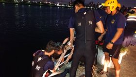 警消人員將男子救起送醫。（圖／翻攝畫面）