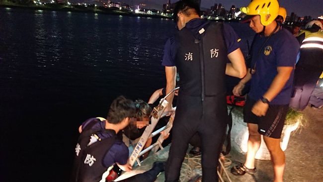 醉漢走下淡水河！　警消急救援