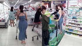 逛超市遇正妹豐臀「背殺」　他一路尾隨…直擊側面更強大！ 微博