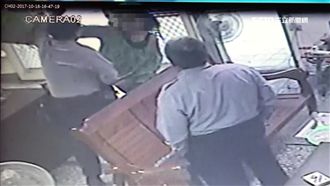 警局前亂丟垃圾遭阻　女爆粗口還踹警