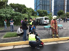 消防人員獲報趕抵將患者送醫。（圖／翻攝畫面）