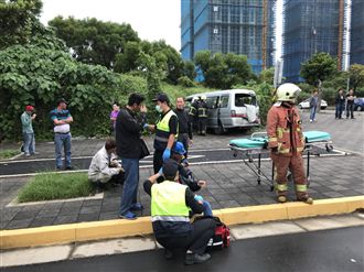 淡水新市鎮兩車擦撞　釀8人傷