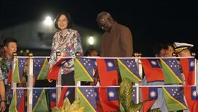 蔡總統抵索羅門群島　索國總理接機總統蔡英文（前左）10月28日展開「永續南島，攜手共好」太平洋友邦之旅，1日晚間抵達索羅門群島，索羅門派出國家警察儀隊歡迎，總理蘇嘉瓦瑞（Manasseh Sogavare）（前右）親自到專機邊迎接蔡總統。中央社記者裴禛索羅門群島攝　106年11月1日