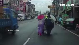 見癌婦雨中推回收車　女警下車伸援手