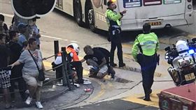 等過馬路…19歲少女站在馬路邊　遭巴士撞倒右腿當場輾斷
圖／翻攝自香港突發事故報料區
https://www.facebook.com/groups/hkincident/permalink/1351822038278338/