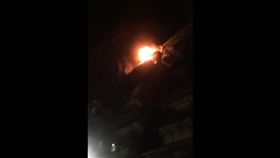 警消人員前往現場灌救。（圖／翻攝畫面）