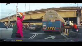 台中,烏日,熱心女幫忙引導油罐車(沙鹿之美臉書粉絲團 https://www.facebook.com/groups/156497421092767/permalink/1497028343706328/)