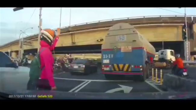 油罐車卡路中央　女霸氣作為獲表白