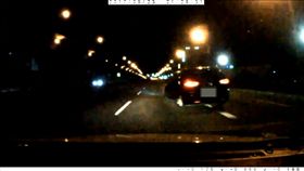 隨後黑車還刻意放慢速度，第二度逼車。（圖／翻攝畫面）