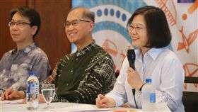 總統訪友邦  與媒體茶敘（2）總統蔡英文（右）10月28日展開「永續南島，攜手共好」太平洋友邦之旅，1日晚間抵達此行最後一個訪問國家索羅門群島，下午與媒體茶敘。中為外交部長李大維。中央社記者呂欣憓索羅門群島傳真  106年11月2日