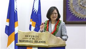 總統馬紹爾國會演說 宣布南太6友邦將免簽總統蔡英文（圖）30日訪問馬紹爾群島共和國，31日上午在馬紹爾國會發表演說。總統宣布，在不久的將來，台灣即將給予包括馬紹爾群島共和國在內的台灣6個太平洋友邦國民，一致的免簽證待遇。南太6友邦包括馬紹爾、吐瓦魯、索羅門群島、吉里巴斯、帛琉和諾魯。中央社記者裴禛馬紹爾群島攝  106年10月31日