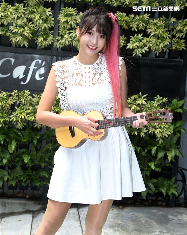 大馬女神四葉草 在台北住處的信箱中，驚收歌迷求愛血書。（記者邱榮吉/攝影）