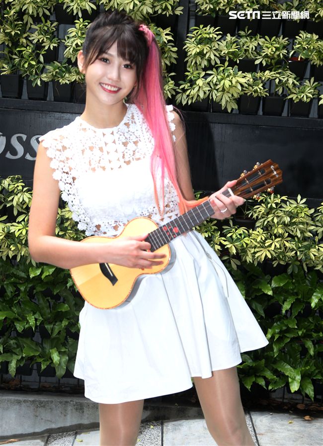 大馬女神四葉草在台北住處的信箱中，驚收歌迷求愛血書。（記者邱榮吉/攝影）