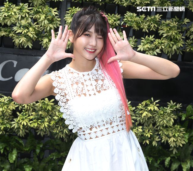 大馬女神四葉草在台北住處的信箱中，驚收歌迷求愛血書。（記者邱榮吉/攝影）