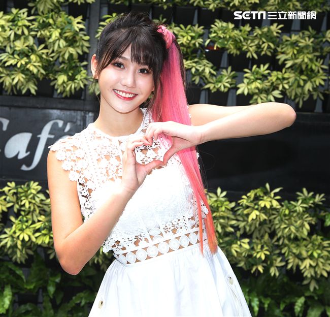 大馬女神四葉草在台北住處的信箱中，驚收歌迷求愛血書。（記者邱榮吉/攝影）