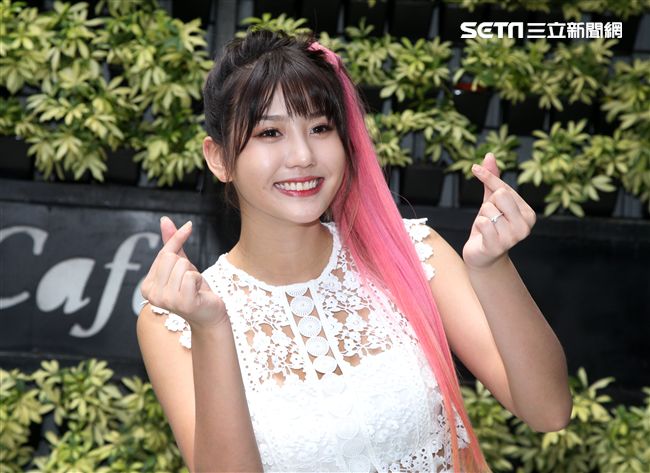 大馬女神四葉草在台北住處的信箱中，驚收歌迷求愛血書。（記者邱榮吉/攝影）