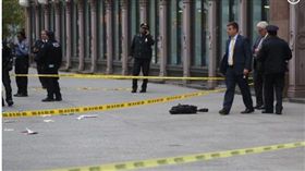 美國紐約曼哈頓日前發生情殺槍擊案，一名62歲男子佛弟（Vincent Verdi）因不滿52歲的前女友赫曼（Elizabeth Lee-Herman）提分手，於是拿槍擊斃赫曼，接著也朝自己開槍。目前佛弟命在旦夕，而赫曼送醫後不治身亡。（圖／翻攝自《紐約每日新聞》）