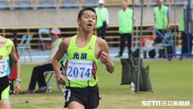 ▲吳俊漢（右一）以4分15秒15奪下全中錦國中男子1500金牌。（圖／記者蔡宜瑾攝影）