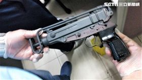 鄭男因缺錢花用託友兜售槍械，警方獲報循線追查，一舉逮獲他及2名共犯，並查扣捷克蠍式衝鋒槍等8支長短槍，全案訊後依槍砲罪送辦（翻攝畫面）