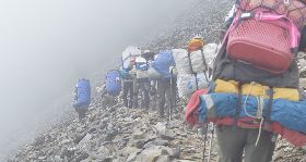 玉山保育志工維護山林　背負垃圾下山