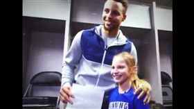 Stephen Curry與小球迷相見歡（圖／翻攝自Warriors on NBCS推特）