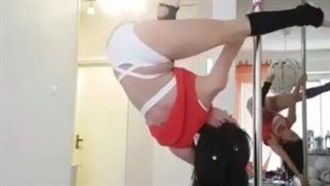 跳進她兩腿間　貓咪亂入共舞鋼管女郎