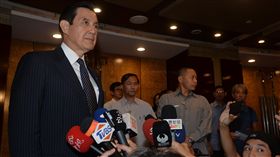 慶富案　馬英九：對自身清白有信心（2）慶富獵雷艦聯貸案，前總統馬英九（左）2日出面接受媒體訪問指出，有媒體和名嘴以完全沒有事實根據的指控抹黑他，他對自己的清白非常有信心。中央社記者孫仲達攝  106年11月2日