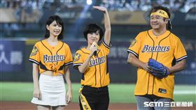 中華職棒總冠軍賽兄弟LAMIGO，花甲少年亂彈阿翔開球表演 圖／記者林敬旻攝